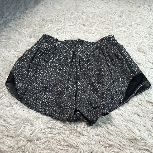 Lululemon Hotty Hot Short Long (Reflective) (4" ) Frozen Fizz Reflective Silver - Picture 5 of 7